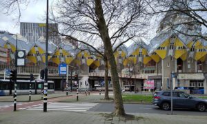 Kubuswoningen Rotterdam, foto gemaakt door Frannie Tillemans tijdens de zesde wanbdeling van de Winterserie 23-24 van de Rotterdamse Wandelsport Vereniging.